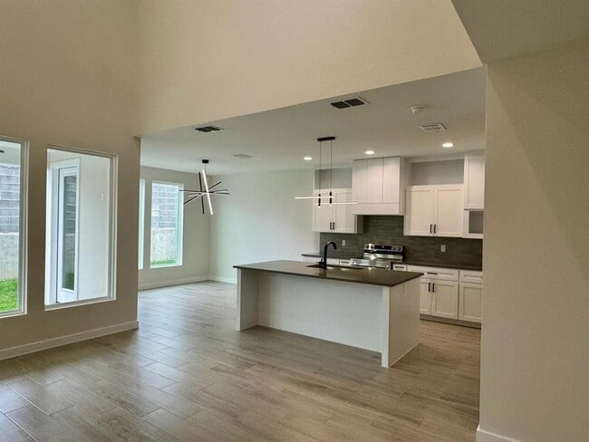 Photo - 7511 Cresta Bella St