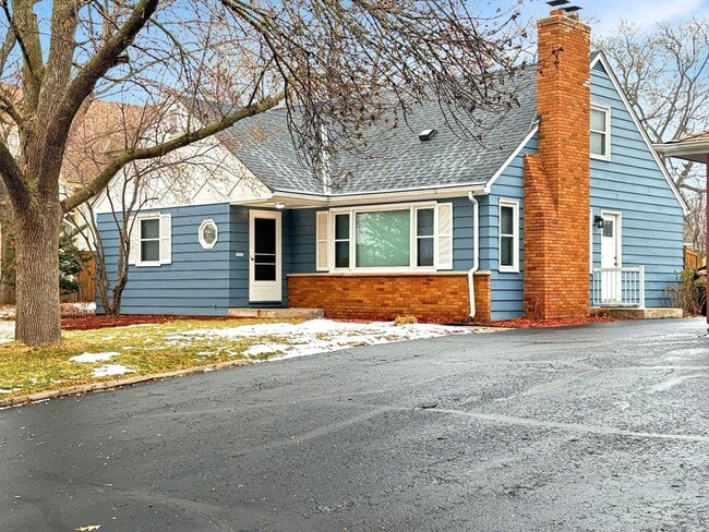 Building Photo - 303 Monroe Ave S