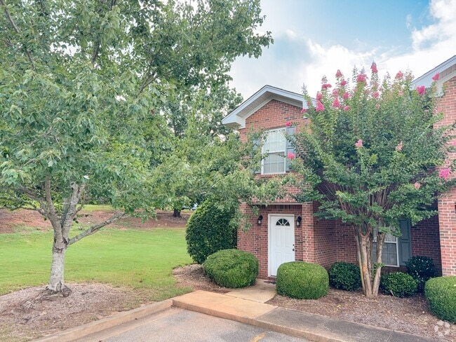 Building Photo - 1477 N Donahue Dr Rental