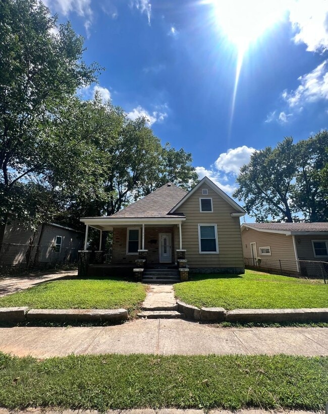 Building Photo - Charming 3-Bedroom Home With Fenced Backyard
