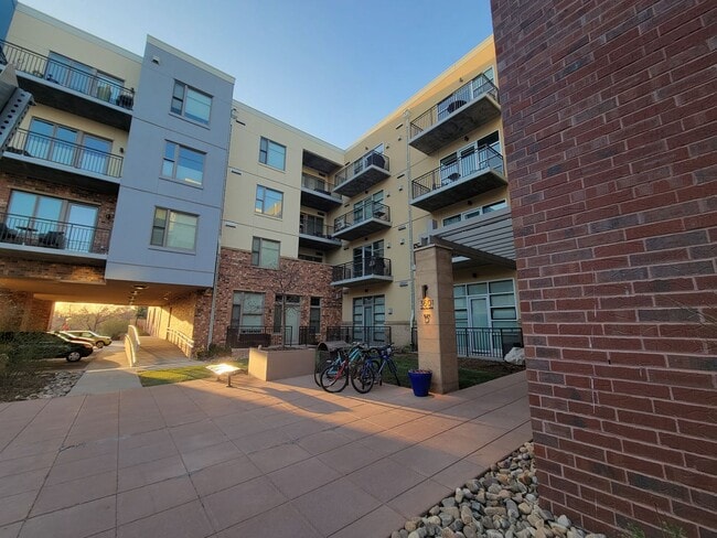 Building Photo - Luxury, Spacious 1 bedroom Apartment in Bo... Unit 402-D