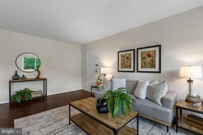 Building Photo - 3330 S 28th St Unit 401