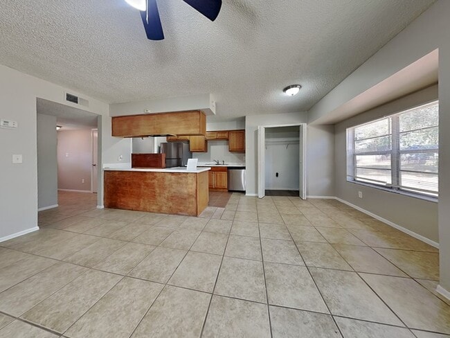 Photo - 610 Charter Ct