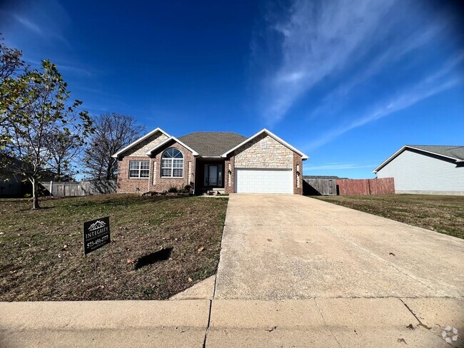 Building Photo - Fenced Home In Desirable Neighborhood