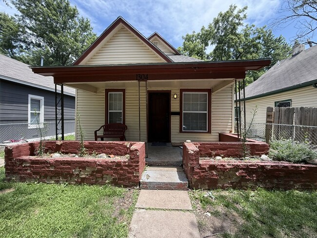 Building Photo - Charming 2-Bedroom Home with Detached Garage & Spacious Yard