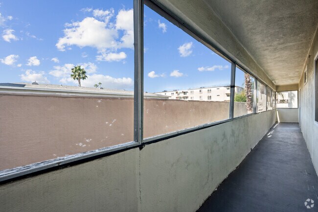3BR, 2BA - 1850SF - Balcony