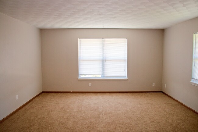 Living - 3408 N Ten Mile Dr Unit 5