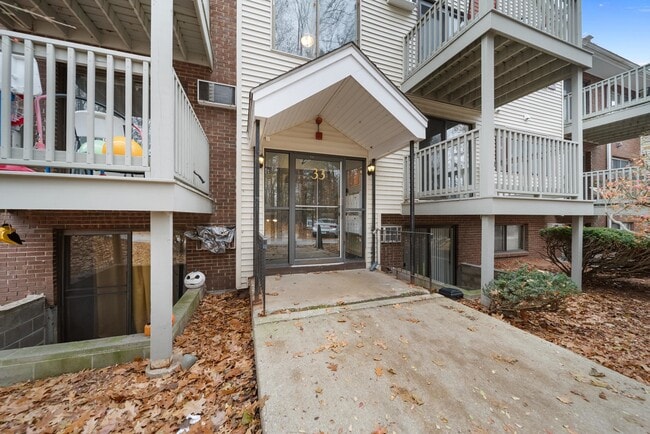 Building Photo - 33 Andrew St Unit 26