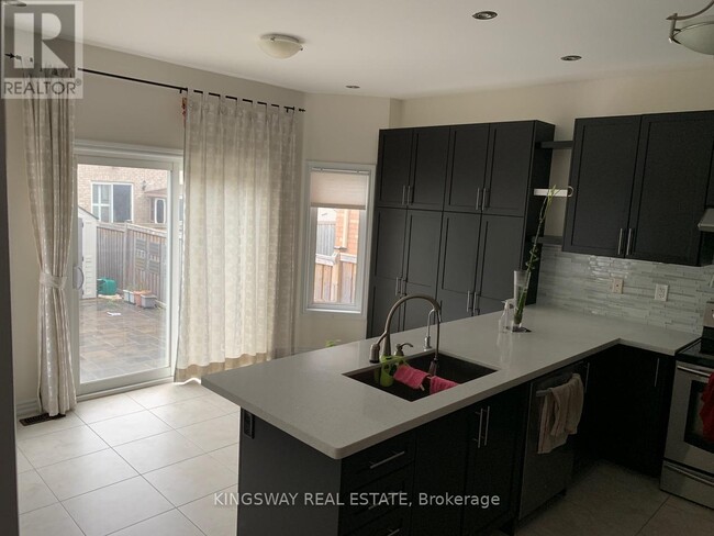 Photo - 158 Minto Cres