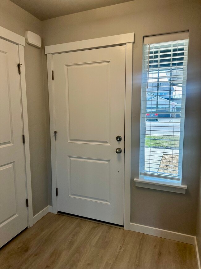 Photo - 1990 Cashel St