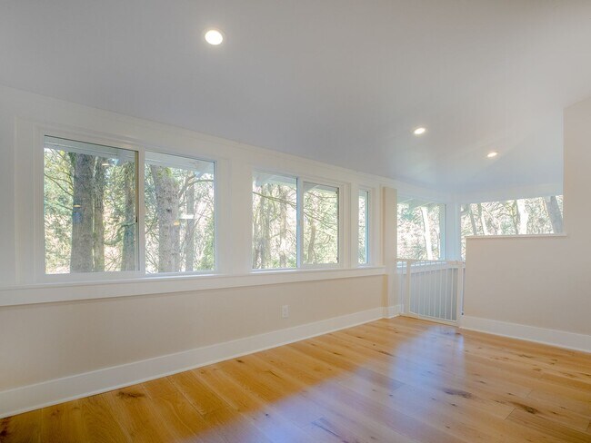 Photo - Beautiful 3br/2bth - Available in early January