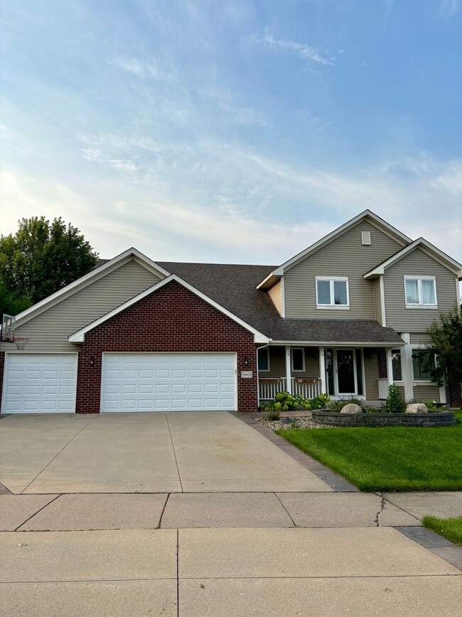 Building Photo - Large Lakeville Home for Lease