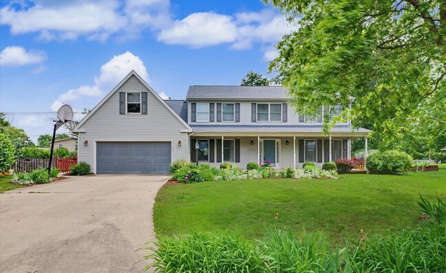 Building Photo - 6 Bedroom home with Fenced Yard - Available 07/01/2026
