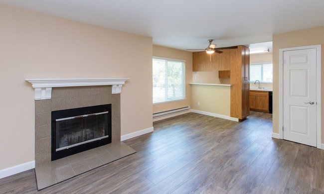 Building Photo - Oak Creek Rental
