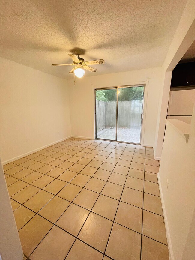 Photo - 406 Vineyard Pond Dr NW
