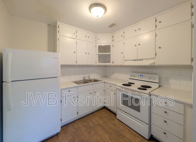 Photo - 3228 Myra St