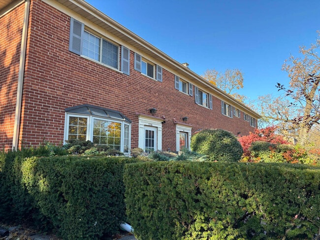 Building Photo - 558 Green Bay Rd