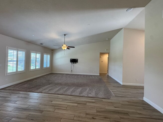 Photo - 391 Maclure Ave