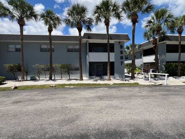 Building Photo - Unfurnished Annual Rental Unit B108
