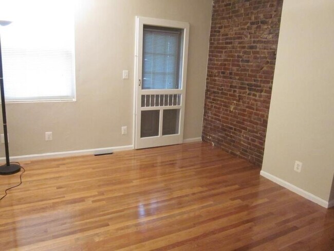 Photo - 202 W 9th St Unidad 2