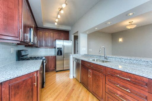 1344 West Barry #1F Kitchen Photo - 1344 W. Barry Ave.