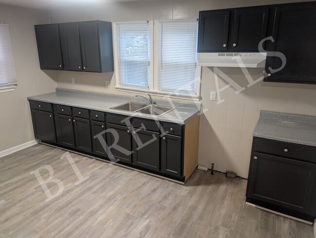 Photo - 615 N Blish St