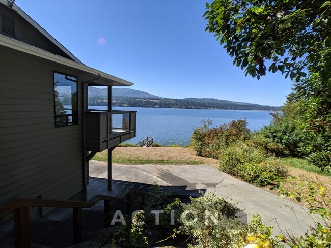 Building Photo - Waterfront home with fantastic view of Seq...