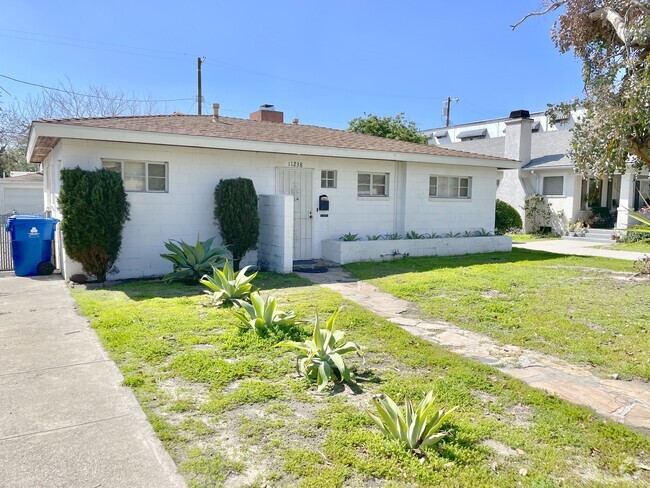 Building Photo - 11238 Oxnard St Rental