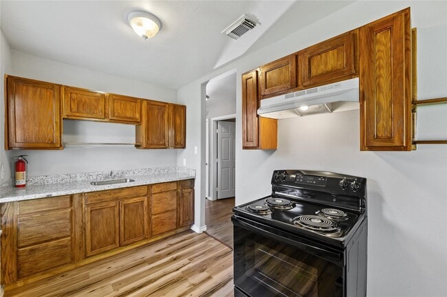 Photo - 710 13th St N