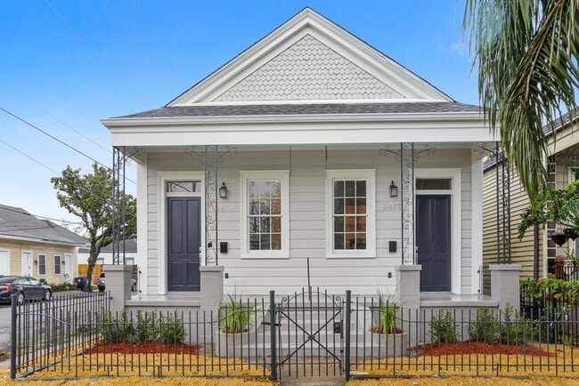 Building Photo - Gorgeous 2BD/2BA Uptown