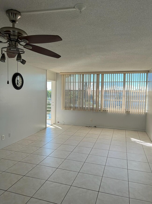 Photo - 2731 Taft St Unidad 408
