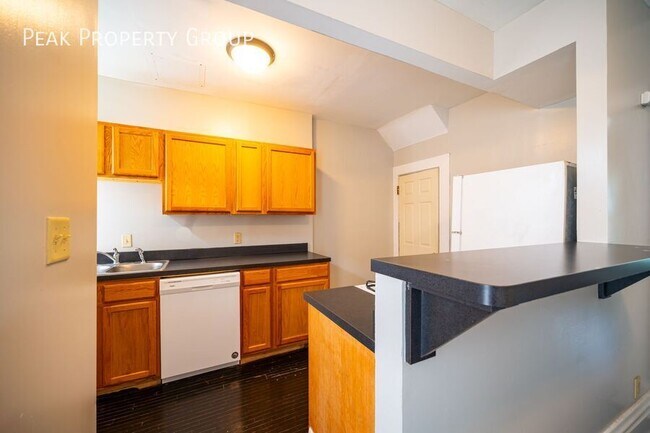 Photo - 1480 Summit St