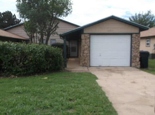 Building Photo - 2 Bed, 1 1/2 Bath, 1 Car Garage