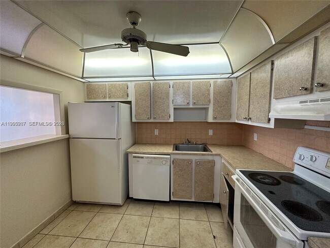 Photo - 1200 NE Miami Gardens Dr Unidad 505W