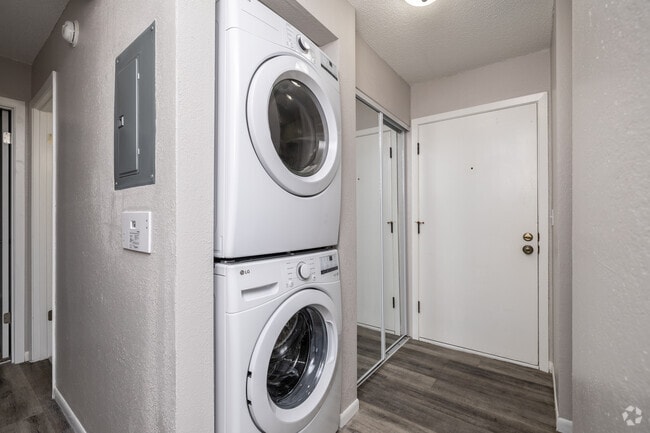 2BR, 1BA - 850SF - Laundry