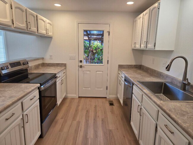 Photo - *Price Reduction* on a Newly renovated thr... Unidad 2676 Upper Dr