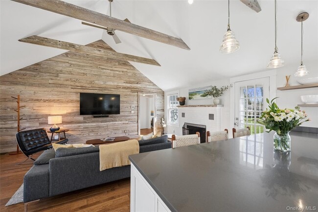 Building Photo - 250 Oak Rd