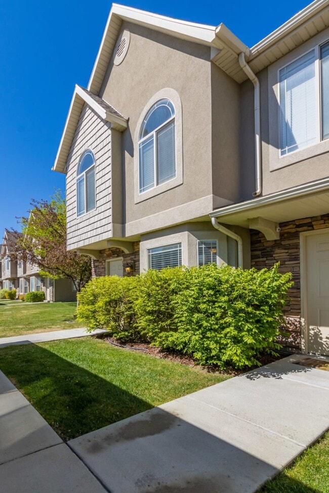 Entrance looking south - 122 S Tamarak Cir