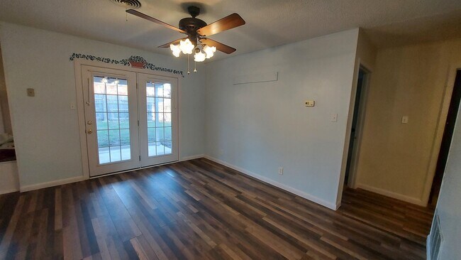 Photo - 707 Lewis Dr