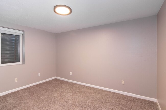 Photo - 2 Bed 1ba Liberty Lake Duplex Lower-level ...