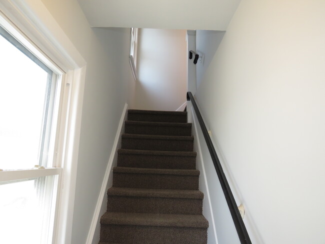 Escalera - 11 Louis St Unidad 2nd Floor