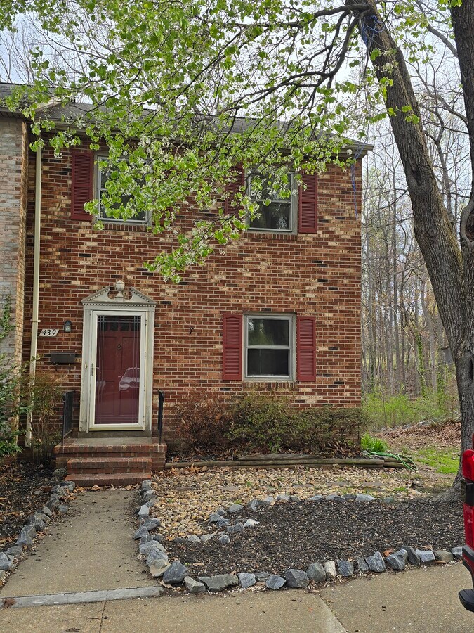 Unidad de esquina de 3 niveles - 439 Ridgemore St