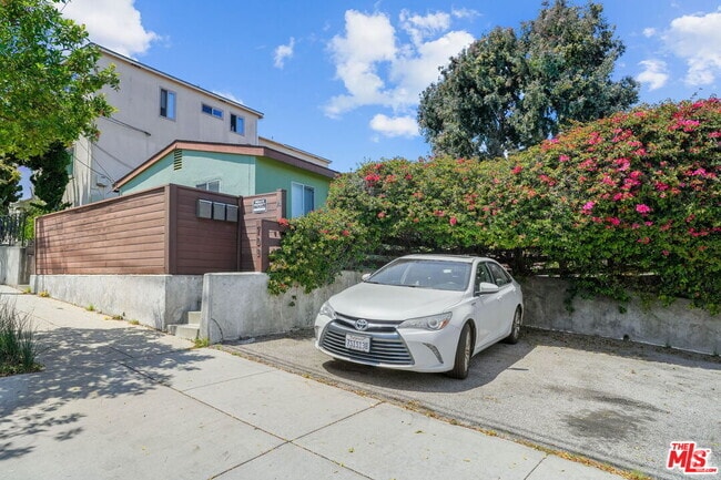 Building Photo - 709 Ocean Park Blvd Rental