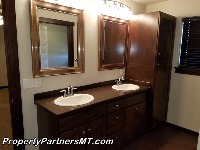 Photo - *** Modern *** 3 Bed 2.5 Bath Townhouse