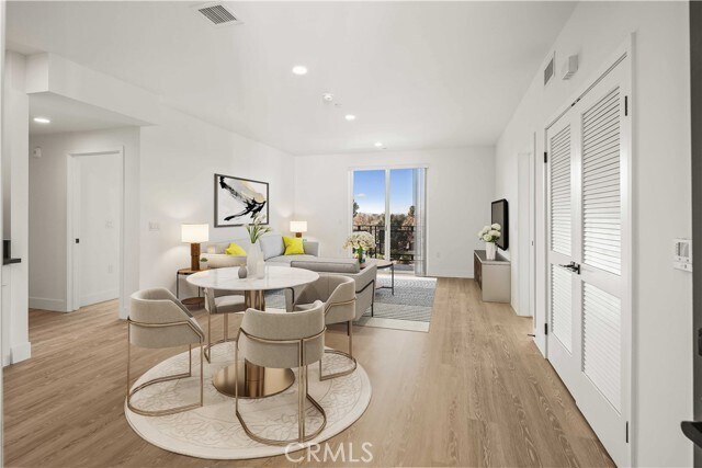 Building Photo - 11714 Archwood St Unit 201