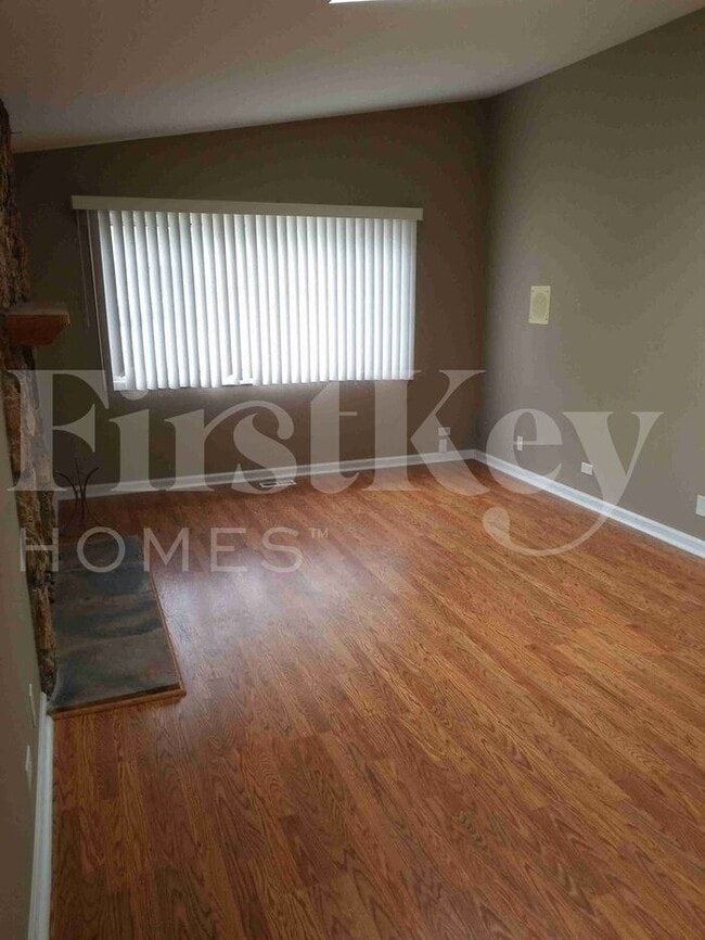 Photo - 185 Paramount Dr