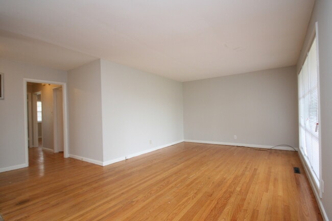 Photo - 417 Greenacres Dr NW