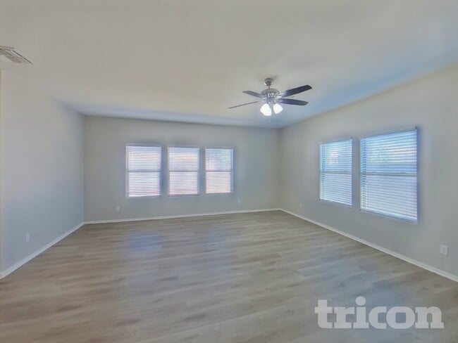 Photo - 40086 W Bonneau St