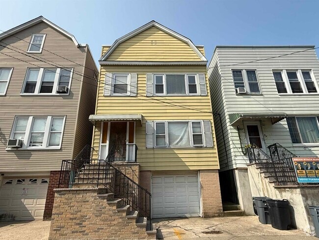 Building Photo - 1403 8th St Rental
