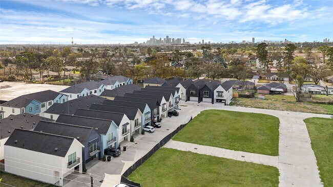 Photo - 409 Alvia Run Ln